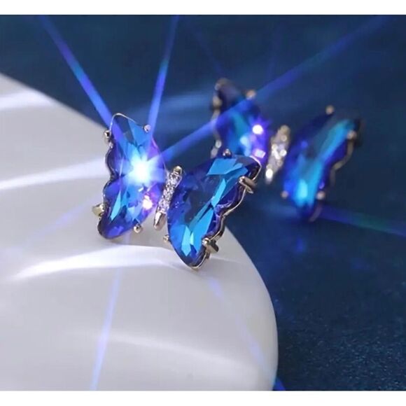 🩵 Betsey Johnson sparkling blue crystal butterfly earrings 🩵 - Picture 2 of 6